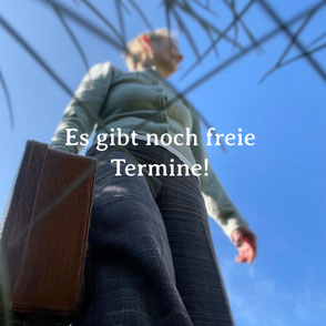 Delmenhorster Schriftstellerin Katy Buchholz mit antikem Koffer