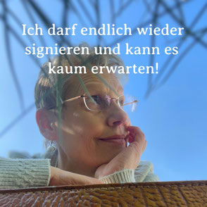 Delmenhorster Schriftstellerin Katy Buchholz mit antikem Koffer