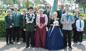v.l. Klara Lensing, Oliver und Christiane Bong, Königspaar Hermann-Josef und Doris Trump, Claudia Jäger, Andreas Liesenfeld, Meike und Max Bong, Günter Jäger, Johanna und Jona Pol 