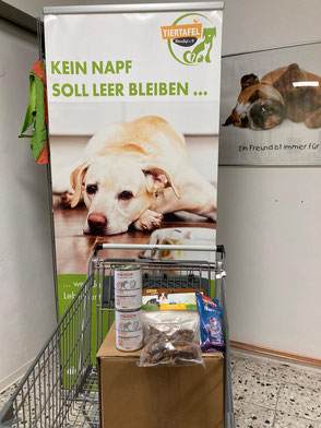 Tierfutterspende im Einkaufswagen in der Tiertafel RheinErft.