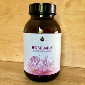 *Schönheitselixier mit Kokosmilch, Rose, Shatavari, Gojibeeren, Schisandra und Hibiskusblüte