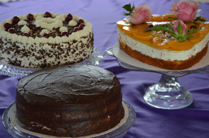 Hochzeitsarrangements auf Glasständer