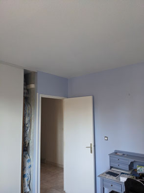 Dépose d’un papier peint, pose d’une toile de verre et mise en peinture dans une chambre à coucher à Valras-Plage pour un rendu propre, moderne et lumineux