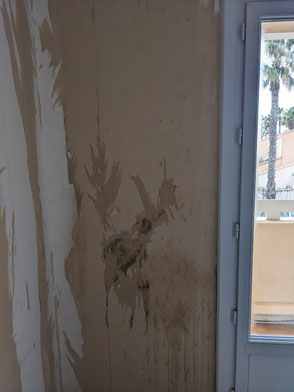 Dépose d’un papier peint, pose d’une toile de verre et mise en peinture dans une chambre à coucher à Valras-Plage pour un rendu propre, moderne et lumineux