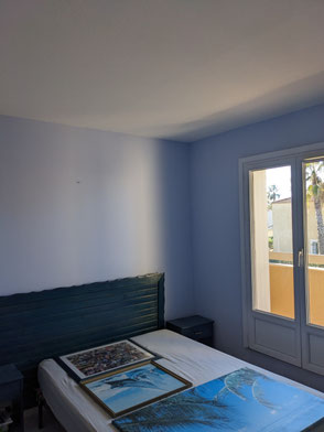 Dépose d’un papier peint, pose d’une toile de verre et mise en peinture dans une chambre à coucher à Valras-Plage pour un rendu propre, moderne et lumineux