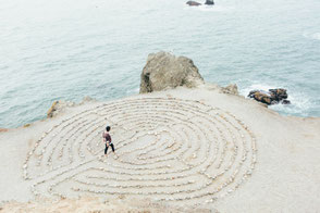 Ein Labyrinth am Meer