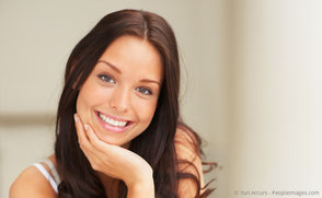 Strahlend schöne Zähne mit Bleaching (Zahnaufhellung) Veneers (Verblendschalen)