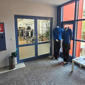 Eingang zum alesafashion Showroom in Kriens – individuelle Berufsbekleidung und Vereinskleidung