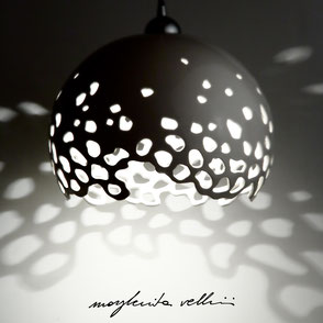 Lampada a sospensione  BLOB finitura in Maiolica bianca . Margherita Vellini Ceramica Made in Italy Home Lighting Design 