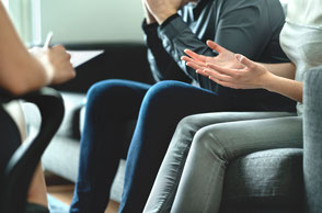 Coachingsession mit einem Paar für bessere Beziehungen
