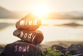 gestapelte Steine mit den Worten "mind, body und soul"