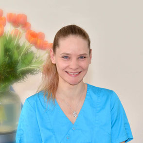Zahnmedizinische Fachangestellte Corina in der modernen Praxis für Kieferorthopädie Gröbenzell.