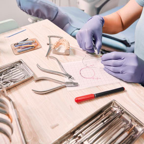 Labor der Kieferorthopädie Gröbenzell in der eine Zahnspange angefertigt wird.