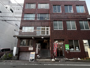 建物外観:赤いタイル貼りの建物です