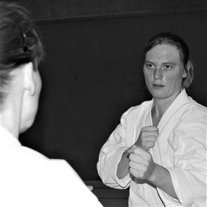 Zwei Karate-Schülerinnen stehen sich gegenüber und sind bereit für den Kampf.