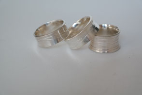Ring Trompetenform mit Linien . 145,00€