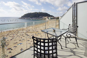 Blick auf den Strand von San Sebastian vom Balkon aus