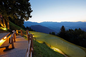 Blick von der Lodge am Abend ins weite Tal