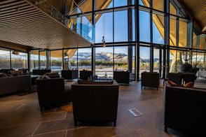 Lichtdurchflutete Lobby des Sorrisniva Hotels
