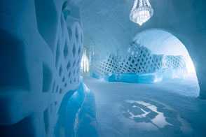 Im Inneren des Icehotels in Schweden