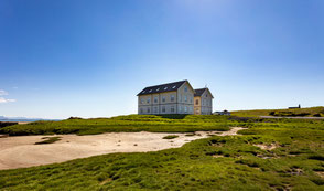 Hotel Budir in der weiten Landschaft