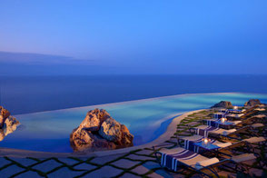 Pool mit endlosem Blick an der Amalfiküste.
