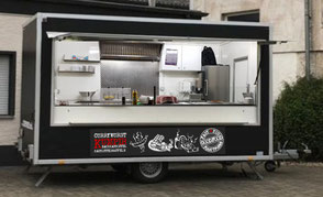 Food Trailer mit geöffneter Seitenklappe