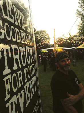 Jürgen Busch neben GOODFOOD FOOD TRUCK