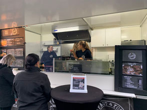 Ansicht in den Foodtrailer von außen