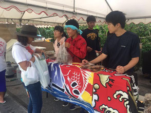 地域のお祭り、産業まつりに離島留学生みんなで出店しました。販売した特性餃子は瞬く間に完売！企画から運営まですべて寮生の手で行っています。