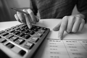 Wirtschaftskalkulationen bearbeiten am Studienkolleg, W-Kurs, Wirtschaft, Economy