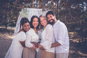 Gezinsfotoshoot moeder en kinderen in het wit op zandverstuiving -Sweet Seasons Fotografie