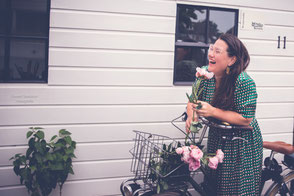 Branding shoot ,Vrolijke vrouw met fiets en bloemen in mandje -Sweet Seasons Fotografie