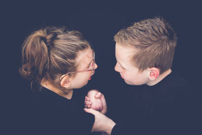 Fotoshoot kinderen , portret broer en zus met donkere achtergrond-Sweet Seasons Fotografie