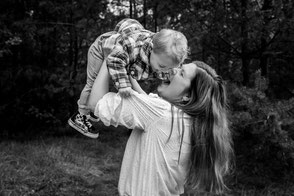 Gezinsfotoshoot in het bos, zwart portret moeder en zoontje -Sweet Seasons Fotografie