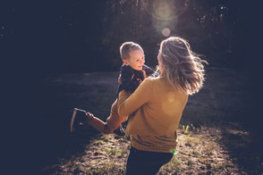 Gezinsshoot moeder en zoon portret tegenlicht in het bos -Sweet Seasons Fotografie 