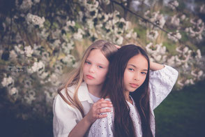  Fotoshoot Kinderen 2 meisjes bij de witte bloesemboom -Sweet Seasons Fotografie