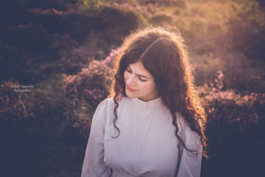 Fotoshoot kinderen, portret tiener op heide met tegenlicht -Sweet Seasons Fotografie