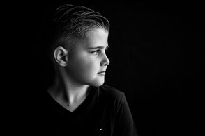 Fotoshoot kinderen , portret zijprofiel tienerjongen in zwart wit met donkere achtergrond -Sweet Seasons Fotografie
