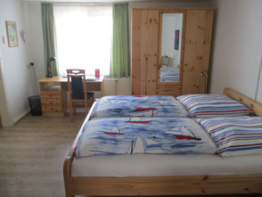 Bild: Ferienwohnung in Bad Doberan, Schlafzimmer mit Schreibtisch, www.mollisland.de