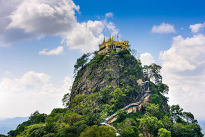 Der Mount Popa ist ein ehemaliger Vulkanschlot mit einem Kloster auf der Spitze.