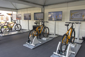 mehrere Mountainbikes vor Bildschirmen mit einer Energiesoftware bzw. Spendensoftware