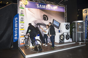 Energiefahrrad mit dem Strom erzeugt wird mit welchem eine Messeinstallation zum Leuchten gebracht wird