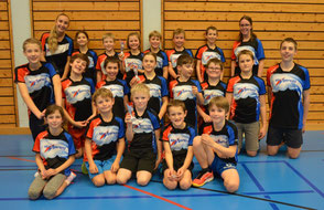 Die glücklichen Teilnehmenden zeigen ihre drei Pokale.