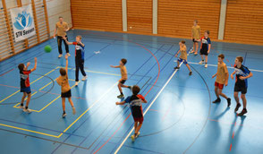 Im Korbball umspielen die ältesten Jugendriegler die Verteidigung der Jugi Seewen.