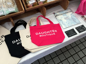 DAUGHTER BOUTIQUE(ドーター ブティック)。見ているだけで飽きない、商品の陳列の様子。