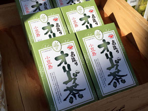 農業生産法人せとうちビオファーム、代表取締役の佐藤潤さん。「小豆島オリーブ茶」。