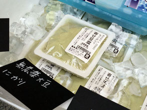 そばの実カフェ『sora』の小池ともこさん。「モリンガ入り寄せ豆腐」千葉県神崎町の在来種大豆を使用している。