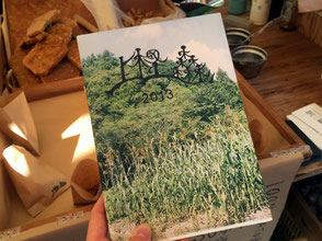 上樫森(かみかしもり)農園、代表の田波憲二さん。上樫森の様子を写真に収めた、自作の本。ページをめくれば、思わず、ほっこり。