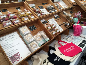 DAUGHTER BOUTIQUE(ドーター ブティック)。見ているだけで飽きない、商品の陳列の様子。